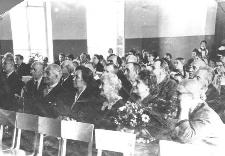 Эта фотография был подобрана на улице 13 сентября 1964 года Встреча Перовцев - фото 152