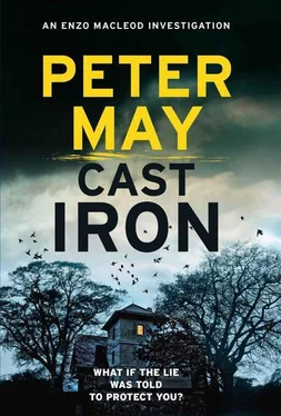 Peter May Cast Iron обложка книги