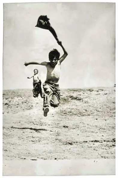 Figura 10 Foto de niño corriendo De serie América 73 wLa lucha es larga - фото 13