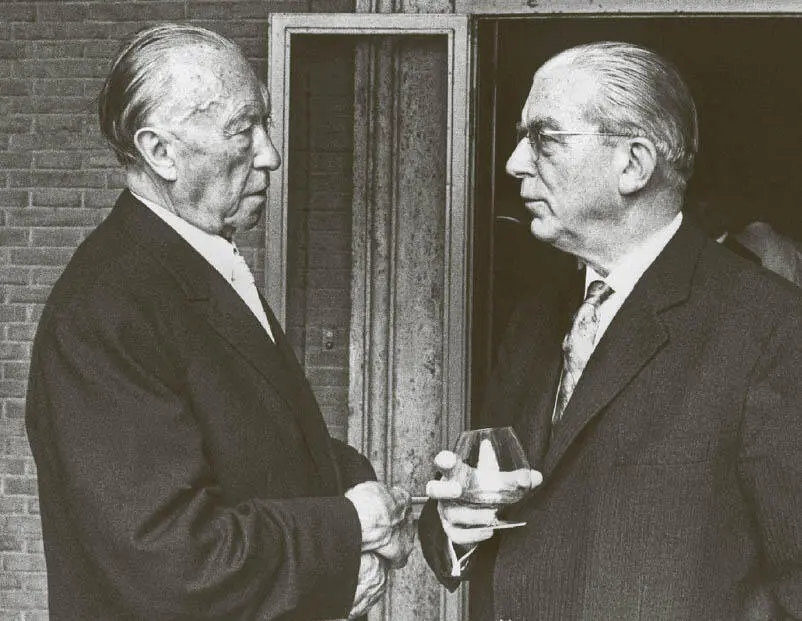 Kanzler Konrad Adenauer und Staatssekretär Hans Globke Aufregung um angebliche - фото 18