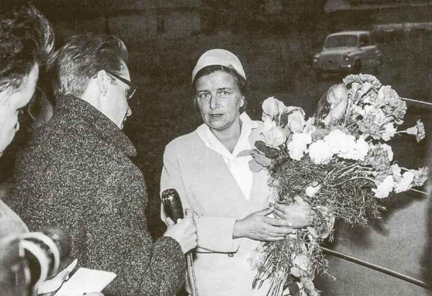Viktoria Stadlmayer nach ihrer Freilassung im Juni 1961 am Brenner Jahrelang - фото 11