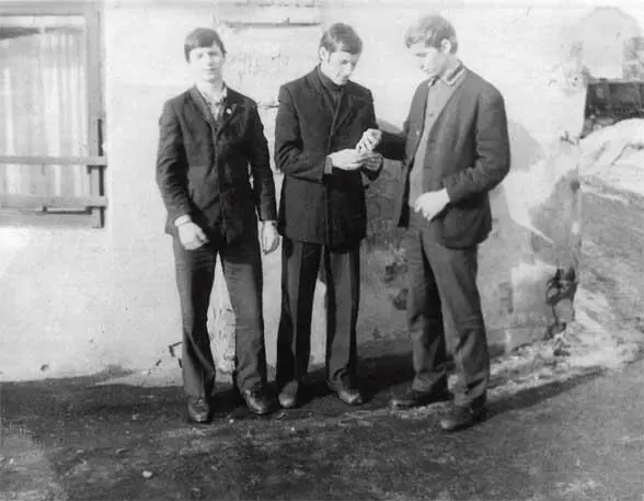 1974 год Обучение в ЕУАЦ Ромашкин В Савин В Хромов Н Нам преподавали - фото 2