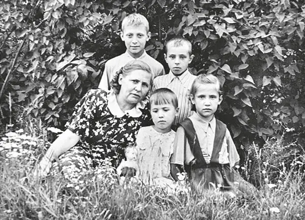 Мама Ира и Галя дети тёти Людмилы Лера и Боря один из друзей детства - фото 15