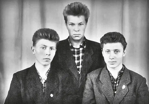 Михаил Ахмедов Евгений Бочаров и я 1958 г В субботу и в воскресенье мы - фото 18