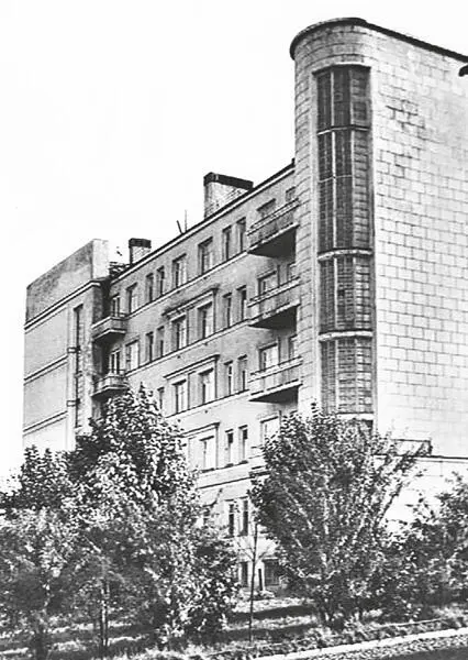 Дом ИТР в котором жил с 1946 по 1960 г Клуб керамиков 1958 г На втором - фото 20
