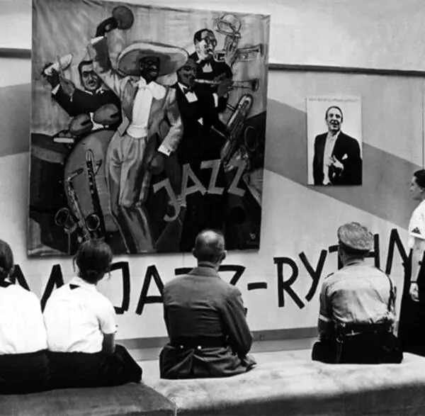 Besucher in der Ausstellung Entartete Musik Düsseldorf 1938 Es gab also Jazz - фото 11