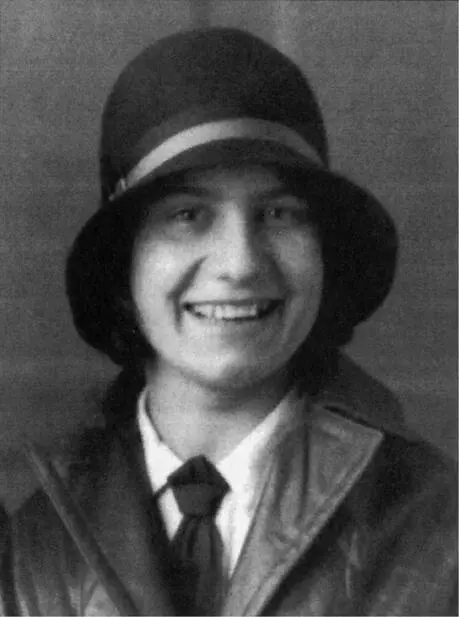 12 Penny Phelps en su época de joven enfermera Estas dos enfermeras que - фото 6