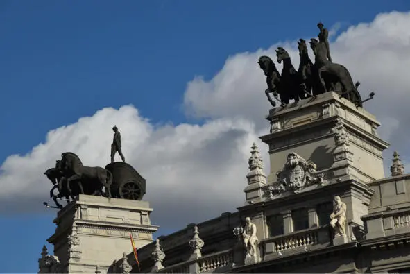 Колесницы на крыше здания банка BBVA Фасад церкви San José XVIII в Конец - фото 28