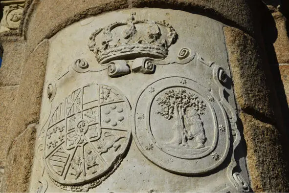 Барельеф на памятнике Филиппу III пл Mayor Герб с медведями ул - фото 5