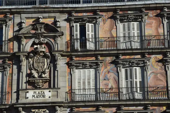 Фасад пекарни Casa de la Panadería и герб Карла II Башни городской ратуши - фото 7