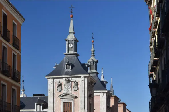 Башни городской ратуши XVII в пл de la Villa Статуя Иоанна Павла II возле - фото 8