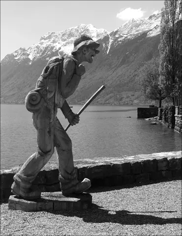 Bald erreiche ich das schöne Städtchen Brienz und gehe ganz entspannt die - фото 64