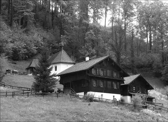 Im Anbau der Kapelle ist die Zelle von Bruder Klaus Die Pilgerkapelle mit - фото 57