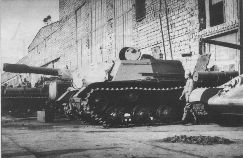 СУ152 на сдаточной площадке Челябинского Кировского завода август 1943 года - фото 24