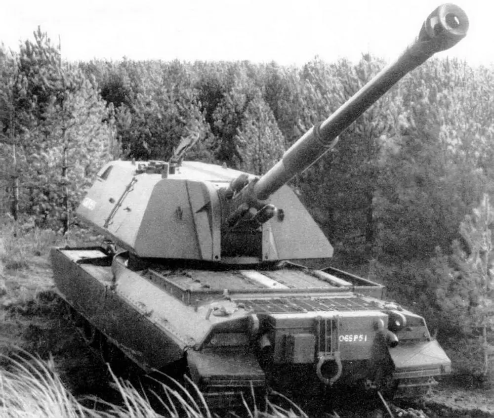 Самоходная 155мм гаубица GBT 155 на шасси танка Виккерс Mk3 во время - фото 49