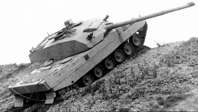 Виккерс Mk7 преодолевает подъем во время полигонных испытаний 1987 год - фото 58