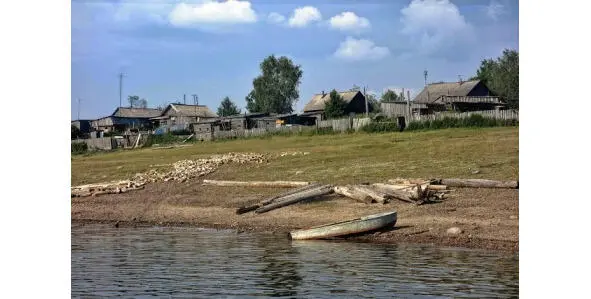 деревня Дома и лодки Чёрный жук усач попытался заползти от меня в расщелинку - фото 3