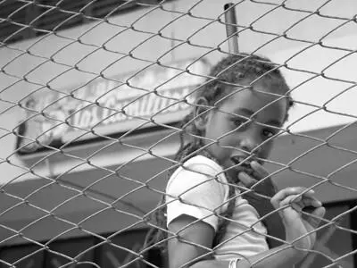Fig 13 Niña cubana colaborando en la limpieza y preparación de su escuela el - фото 4