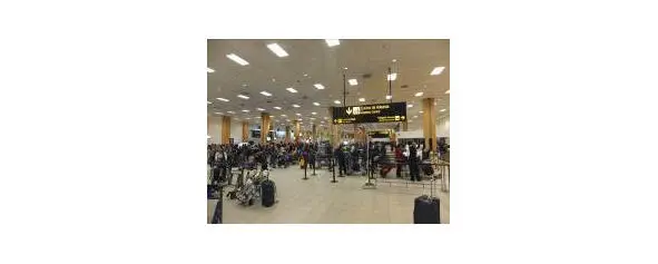 3 Зал получения багажа в аэропорте Лимы 4 Коридор на втором этаже аэропорта - фото 3