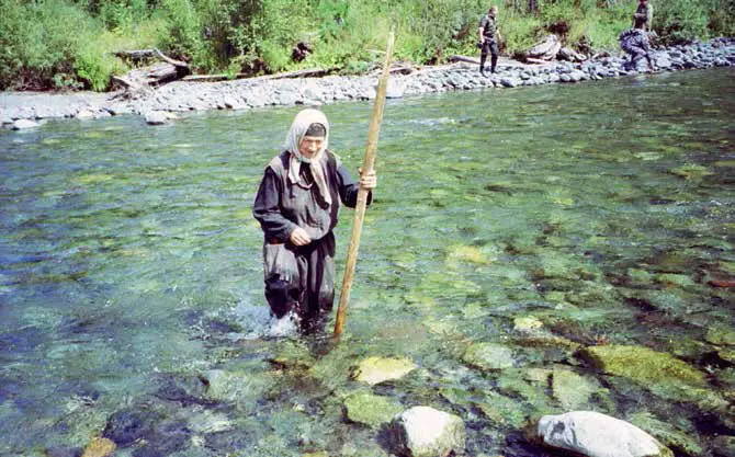 Агафья хороший рыболов огородница и сборщица всего что дарит тайга На - фото 68