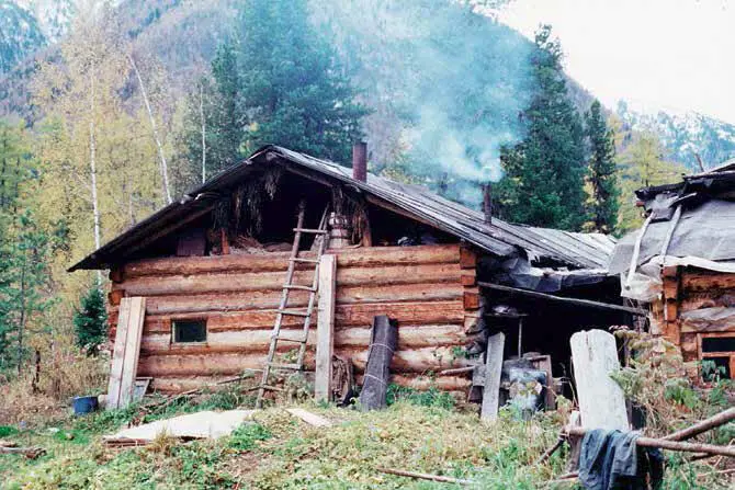 На снимке изба Агафьи храмина сказал бы покойный Карп Осипович Вся семья - фото 69