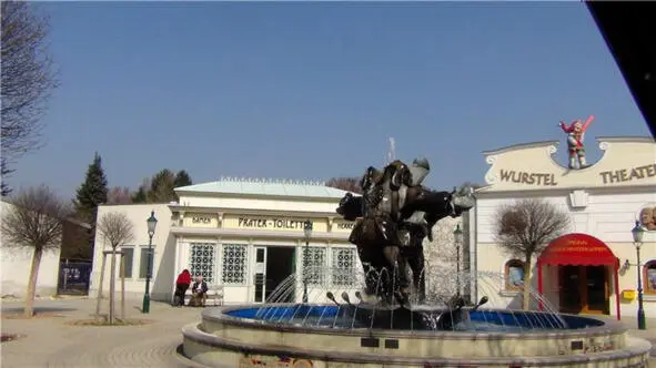 Мы там провели полдня Когда проголодались сели за столик в одном симпатичном - фото 81