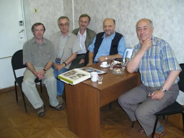 Встреча в Тольятти 2004 год слева направо Иванников Н Милорадов И - фото 65