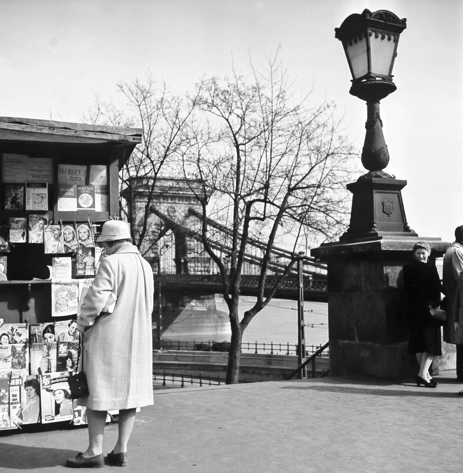 Budapest vor der Kettenbrücke ein Kiosk mit DDRMagazinen 1960er Jahre 1962 - фото 5