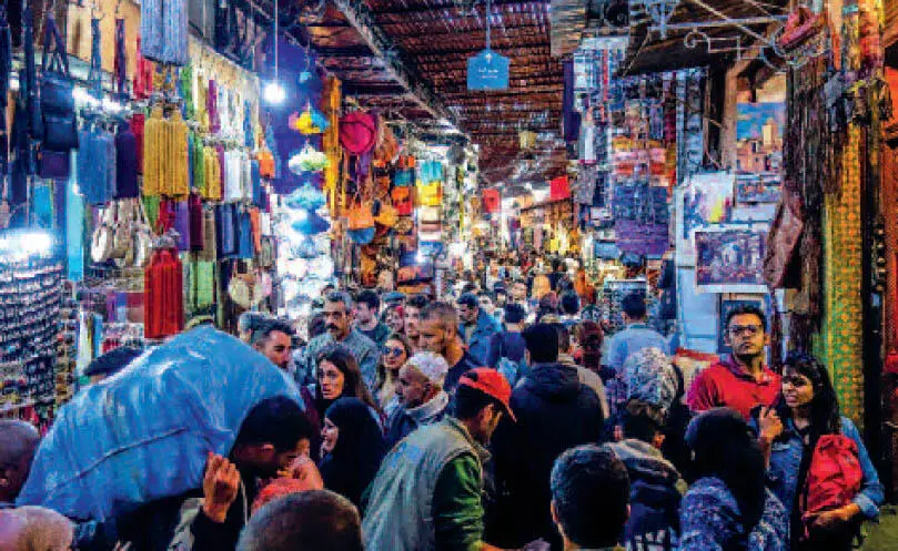 Eine der belebten Hauptschlagadern im Souk zur Rushhour Ambulanter - фото 16