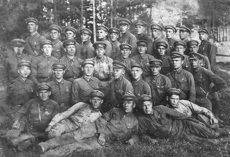 Командир взвода лейтенант ИЯ Кравченко третий слева во втором ряду 1932 - фото 3