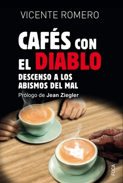 Vicente Romero Cafés con el diablo обложка книги