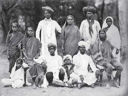 2 El principio de la diferencia Una familia marāṭha con los símbolos de - фото 3