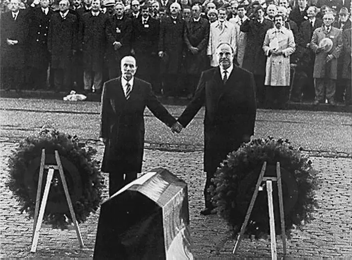 Aussöhnung der französische Staatspräsident François Mitterrand und - фото 10