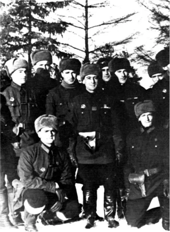 Пилоты эскадрильи Нормандия в советской военной форме Иваново 1943 г Слева - фото 51