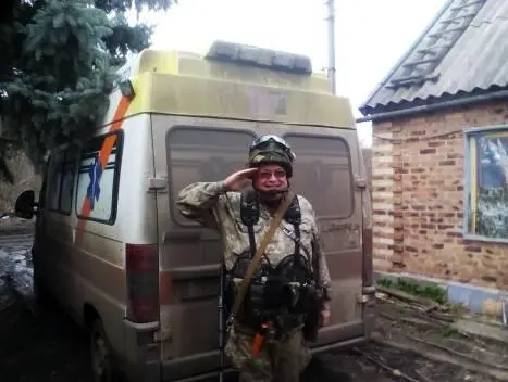 Медик в бою Ты не можешь перезарядить пулемет Изза раненой перевязанной руки - фото 2