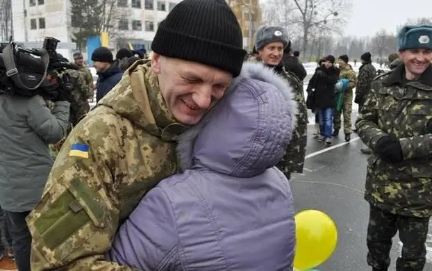 Дочки встречали бойцов Я сегодня смотрел как встречали дочки бойцов - фото 32