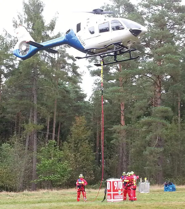 Bild 6 Flughelfer bei der Arbeit unter dem schwebenden Hubschrauber 2815 - фото 8