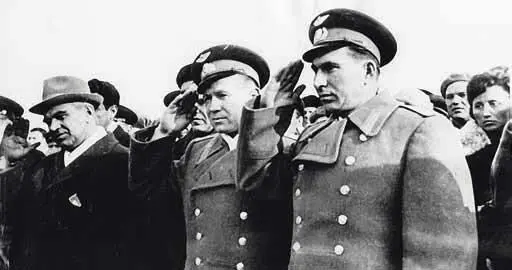 Перед стартом П Беляева и А Леонова Летом 1955 года в кабинете академика М - фото 21