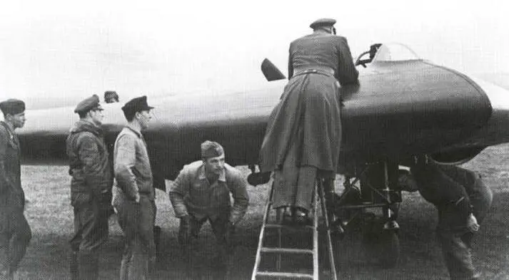 Подготовка самолета Но VII к полету Второй слева ЭЦиллер будущий - фото 186