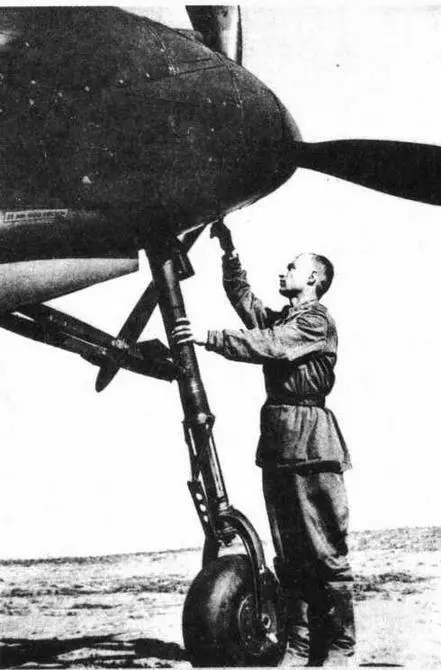Механик осматривает редуктор P39D2 436 ИАП позднее 67 гв ИАП осень 1943 - фото 39
