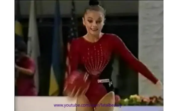 1997 год Полностью закрытый купальник 1998 год Более яркий купальник с - фото 21