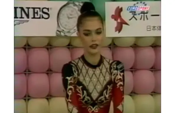 1999 год Яркий купальник с элементами телесной сетки 2000 год - фото 23