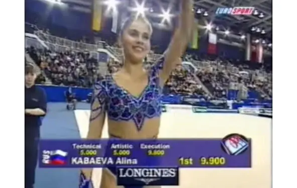 2000 год Преобладающая телесная сетка и купальник имитирующий бикини - фото 24