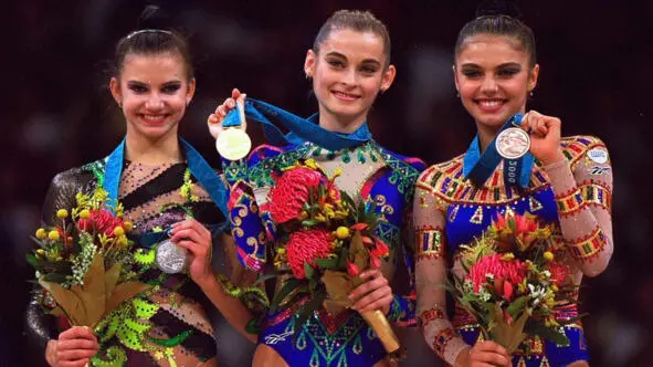 Юлия Раскина Юлия Барсукова Алина Кабаева на пьедестале почета ОИ 2000 С - фото 29