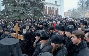 День был пофевральски холодным и ветреным Несмотря на непогоду в Сергиев - фото 3