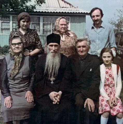Встреча родных в Макове Внизу слева направо сестра батюшки Анна отец - фото 22