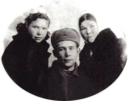 Иван Павлов с сестрами Марией и Анной 1944 год Жизнь старца Кирилла - фото 37