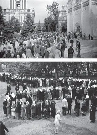 СвятоТроицкая Сергиева Лавра 1962 год Очередь к мощам Преподобного Конец - фото 109