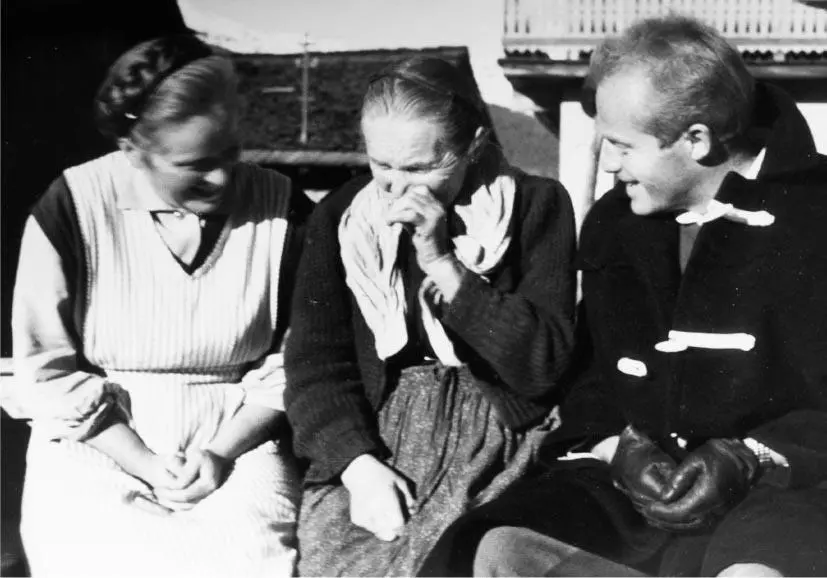 Vor dem Elternhaus in St Oswald 1950erJahre Die Geschwister Theresia und - фото 2
