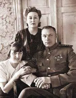 С женой Юлией Петровной и дочерью Ариадной 1944 г Союзные же войска на - фото 19